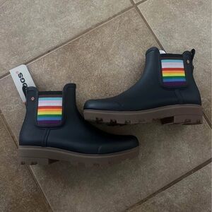 Bogs Holly Chelsea Black Rain Boots with Rainbow Detail